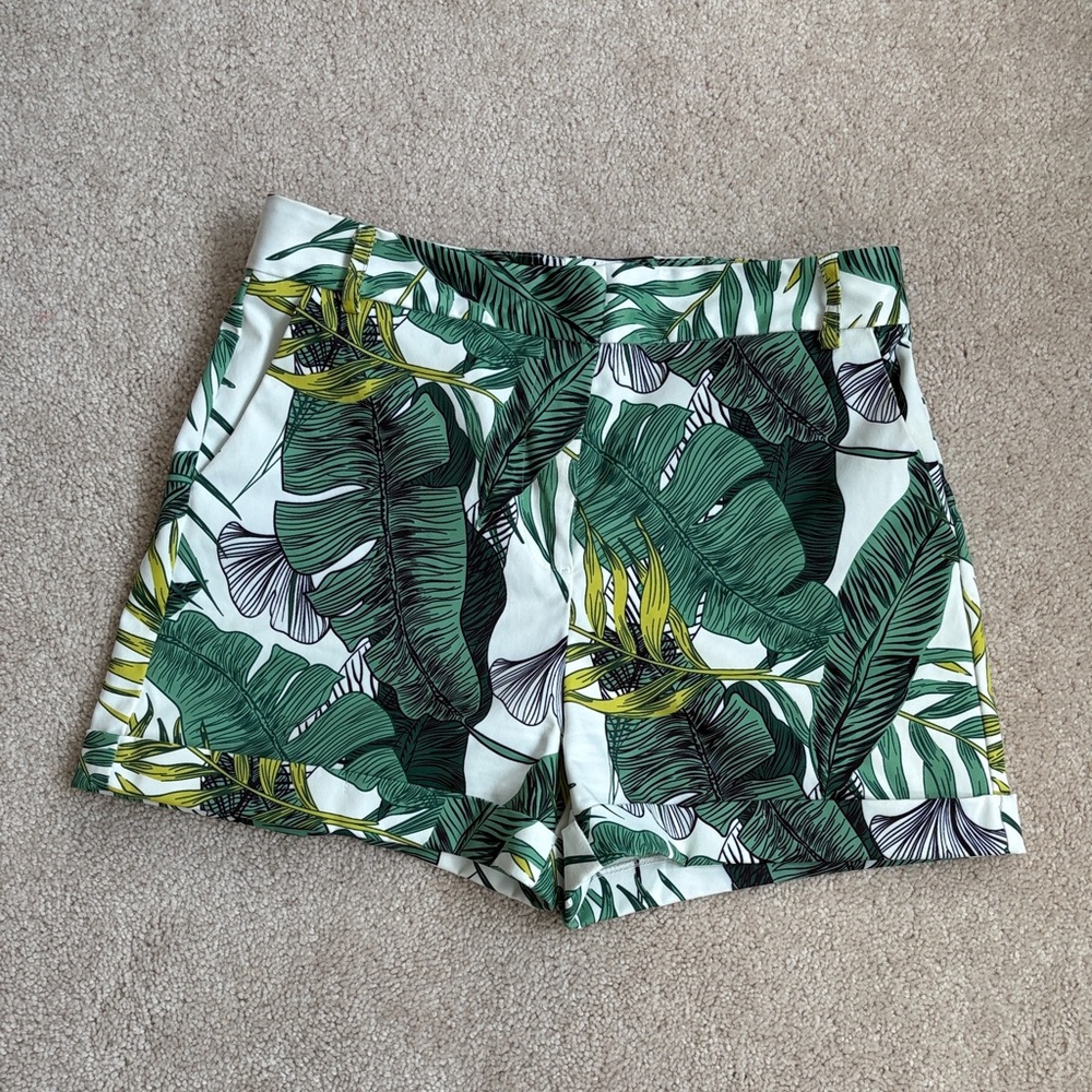 Ovi Green Leaf Print High Waist Women's Shorts